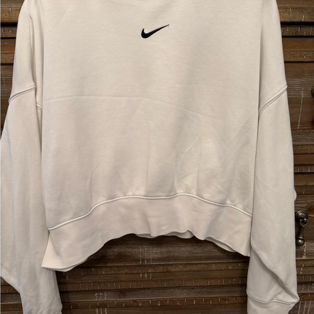 Nike Women's White Cropped sweatshirt